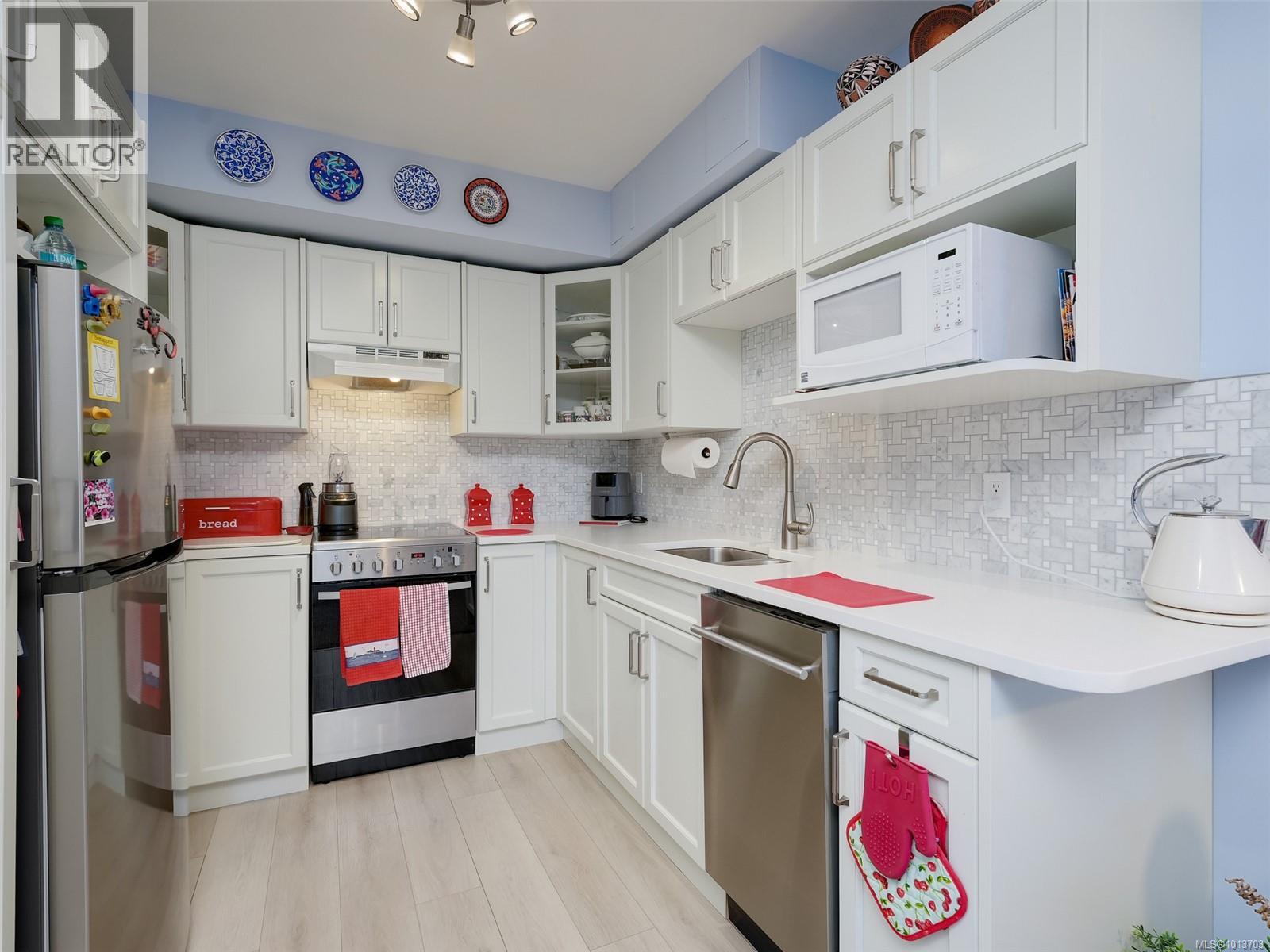 302 1485 Garnet Rd, Saanich