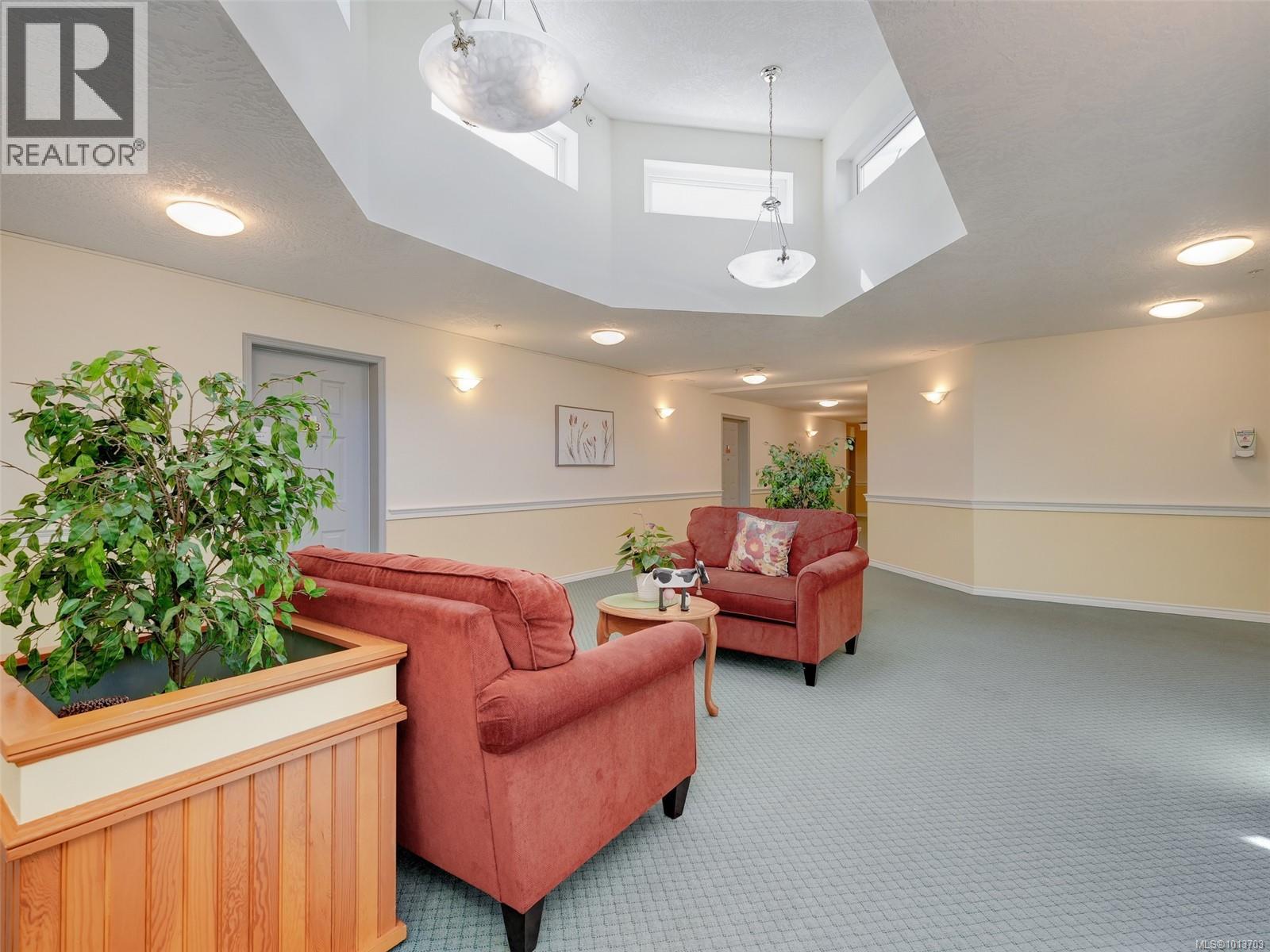 302 1485 Garnet Rd, Saanich