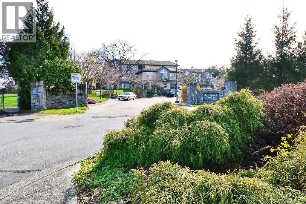 302 1485 Garnet Rd, Saanich