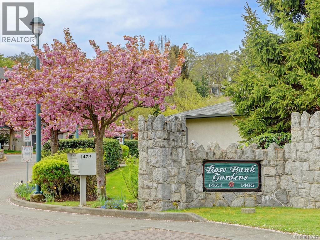 302 1485 Garnet Rd, Saanich