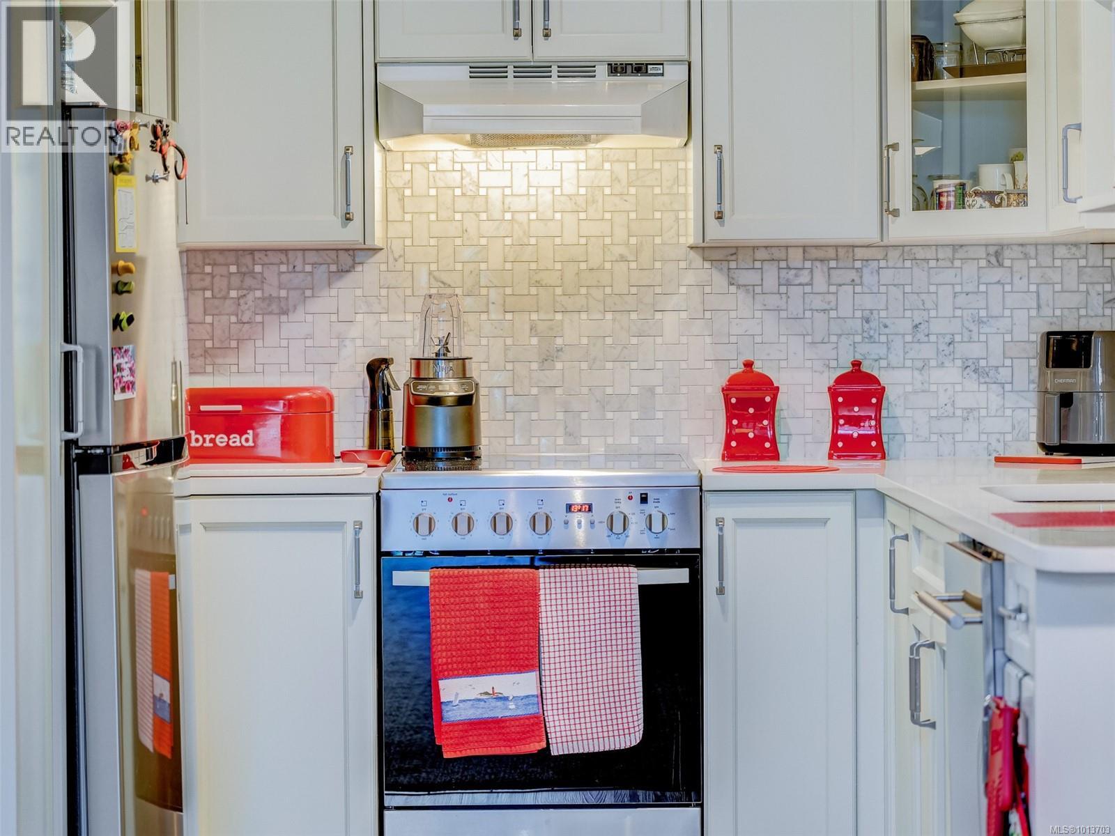 302 1485 Garnet Rd, Saanich
