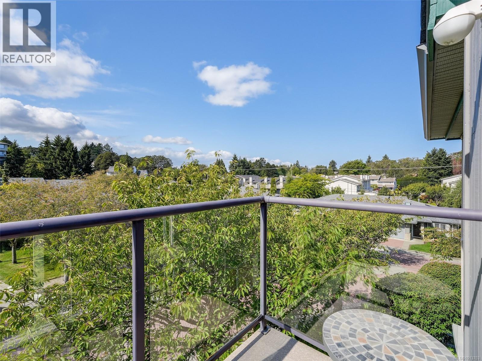 302 1485 Garnet Rd, Saanich