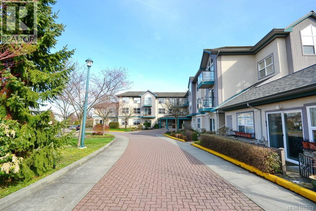 302 1485 Garnet Rd, Saanich