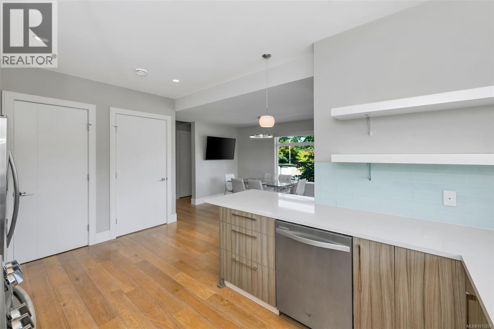 104 4343 TYNDALL Ave, Saanich