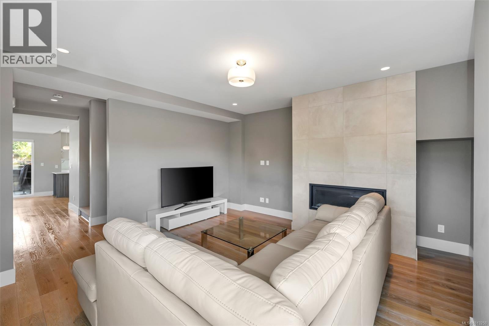 104 4343 TYNDALL Ave, Saanich