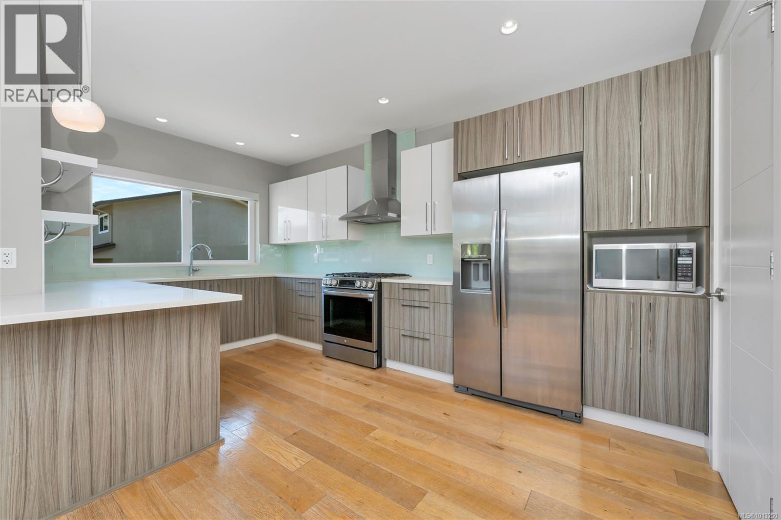 104 4343 TYNDALL Ave, Saanich