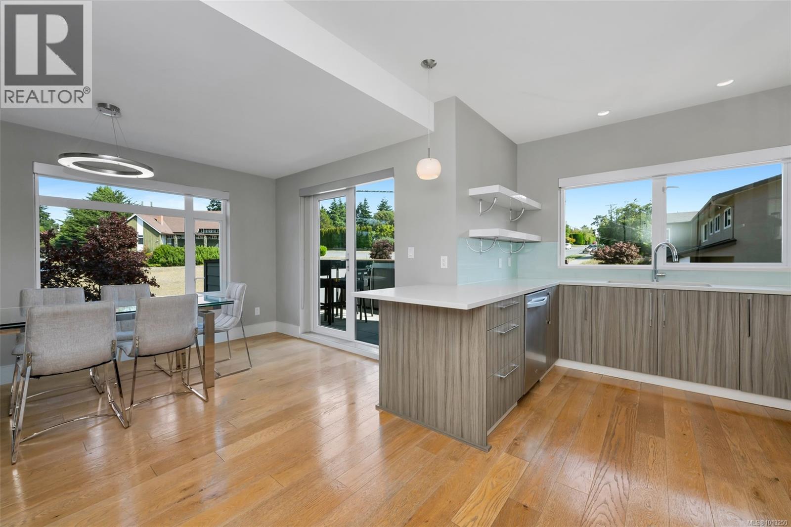104 4343 TYNDALL Ave, Saanich