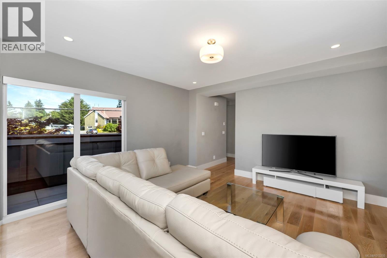 104 4343 TYNDALL Ave, Saanich