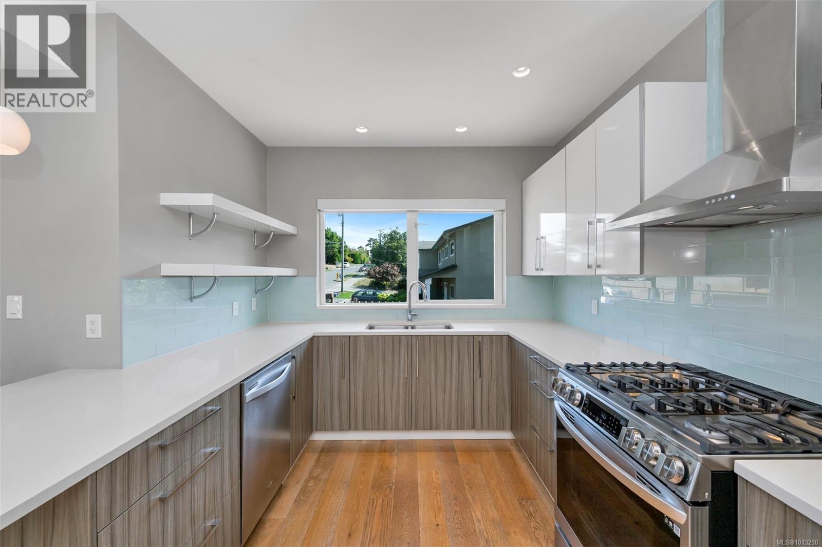 104 4343 TYNDALL Ave, Saanich