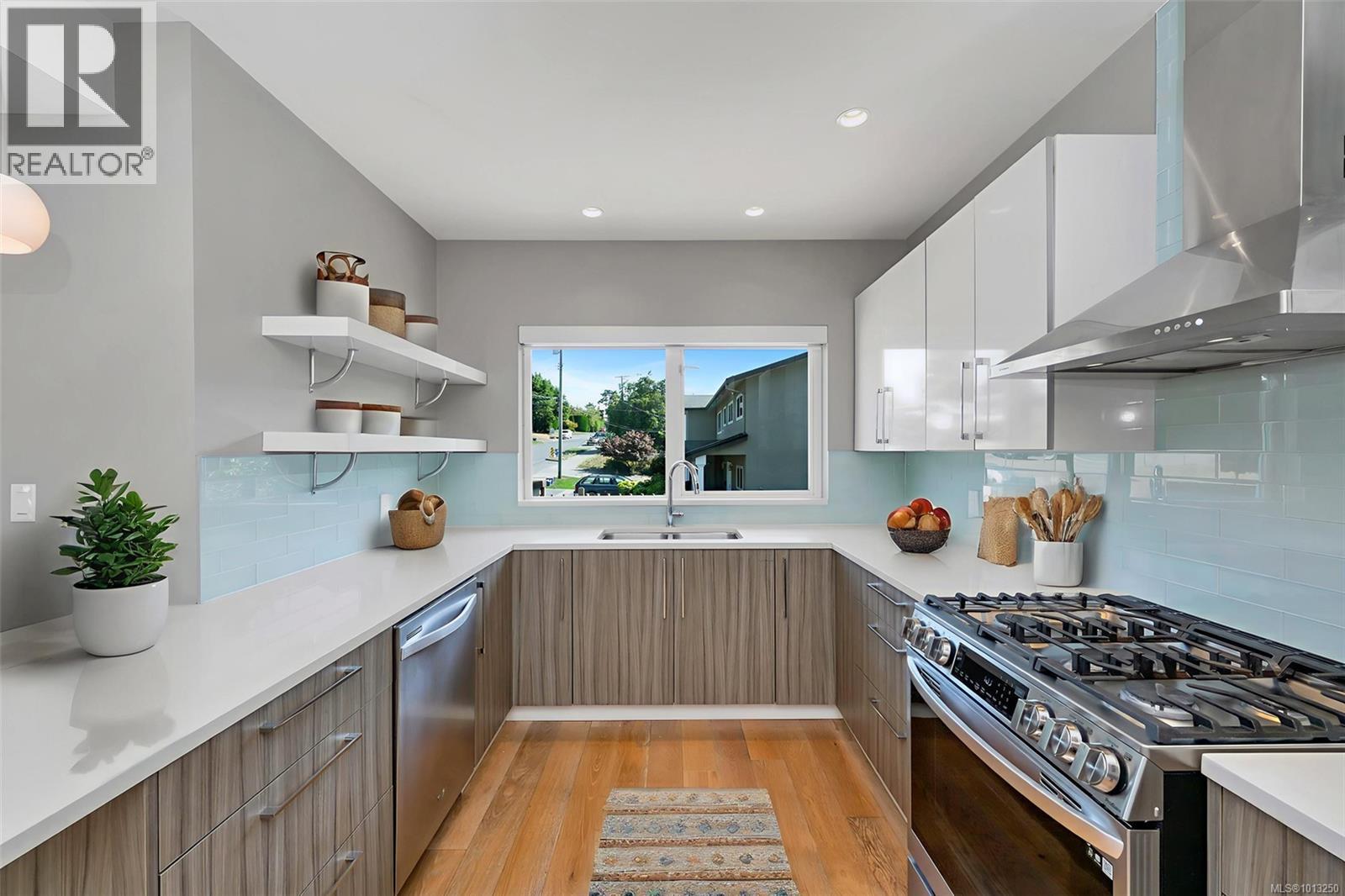 104 4343 TYNDALL Ave, Saanich