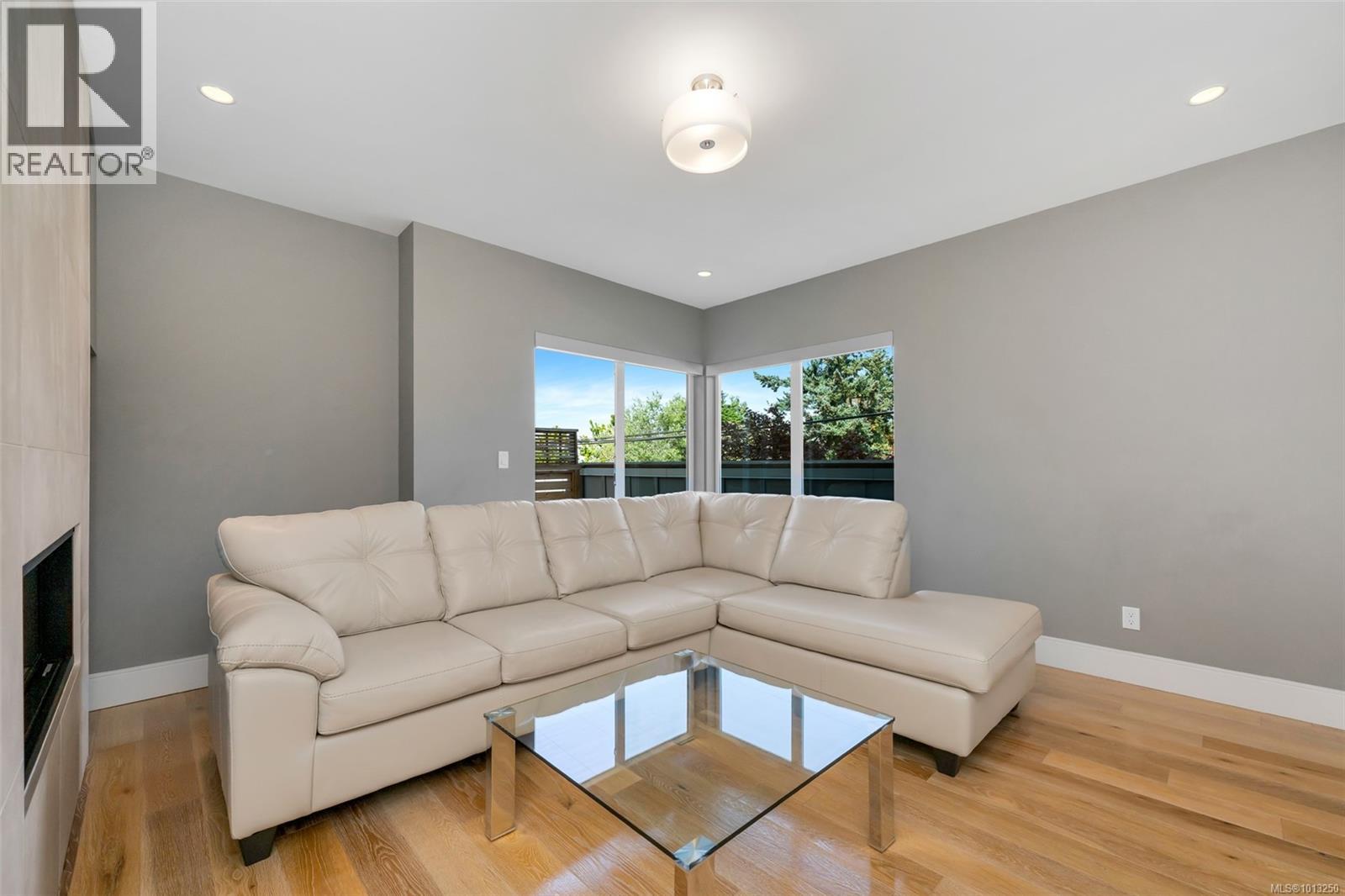 104 4343 TYNDALL Ave, Saanich