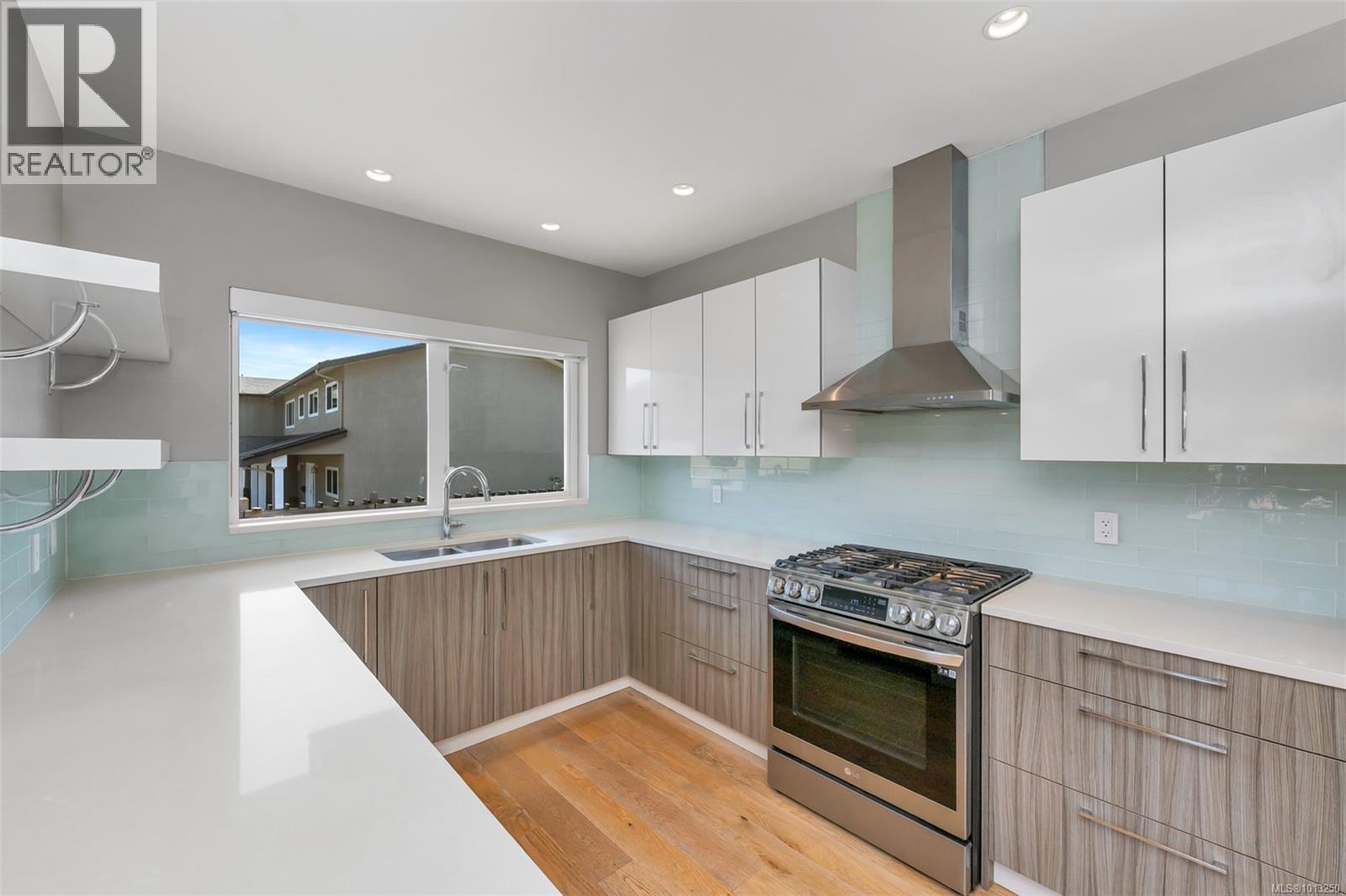 104 4343 TYNDALL Ave, Saanich