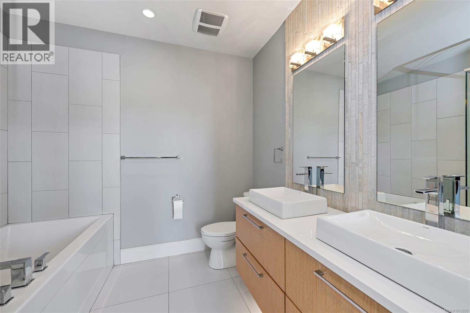 104 4343 TYNDALL Ave, Saanich