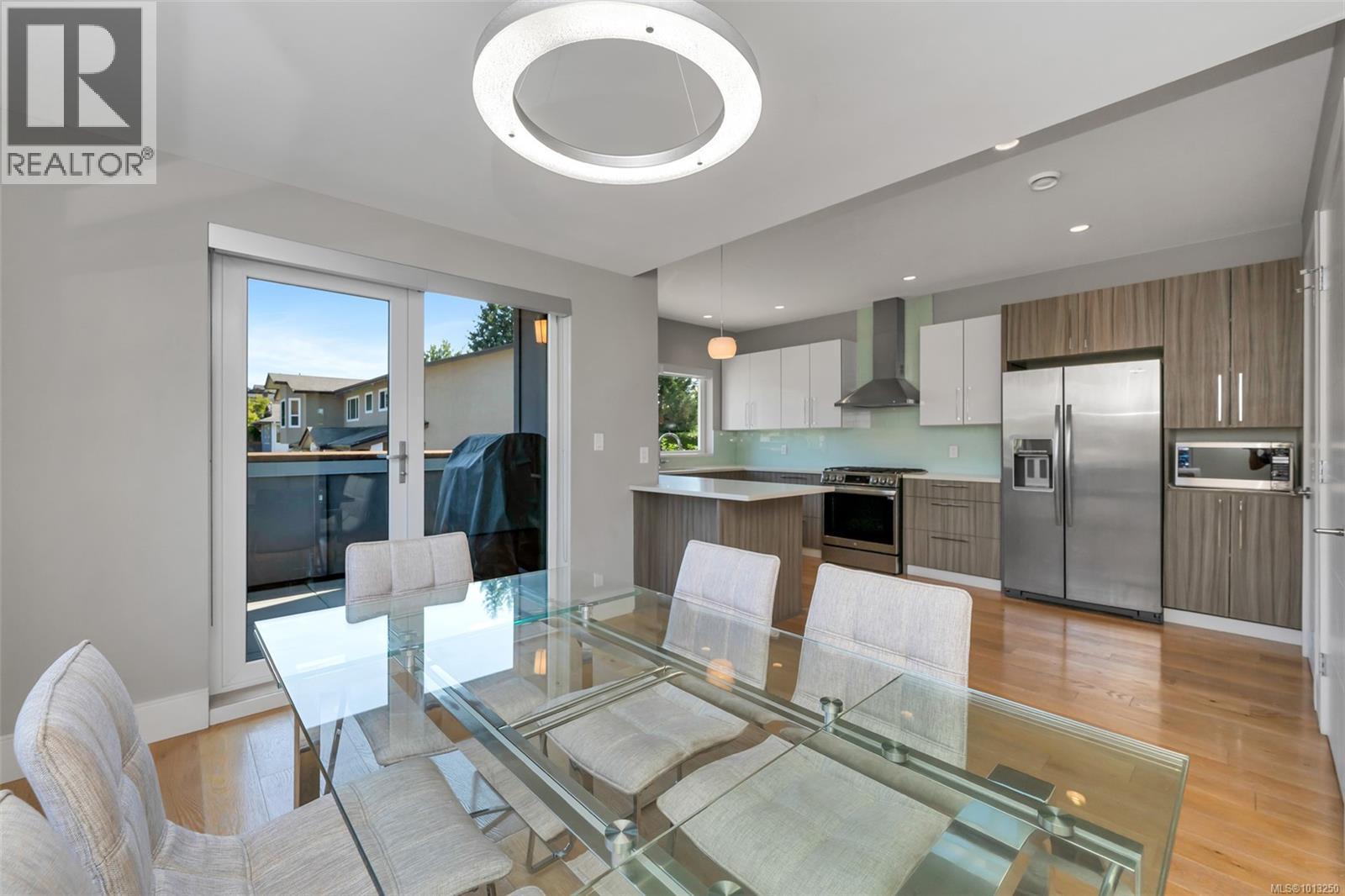 104 4343 TYNDALL Ave, Saanich