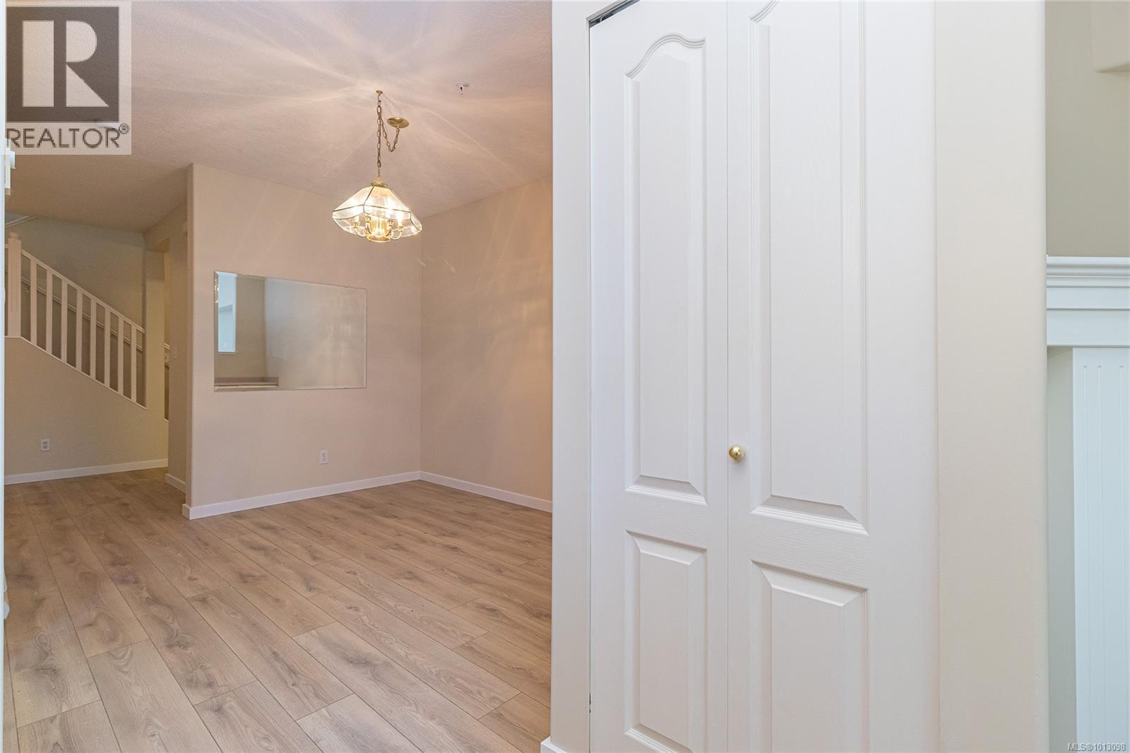 106 2250 James White Blvd, Sidney