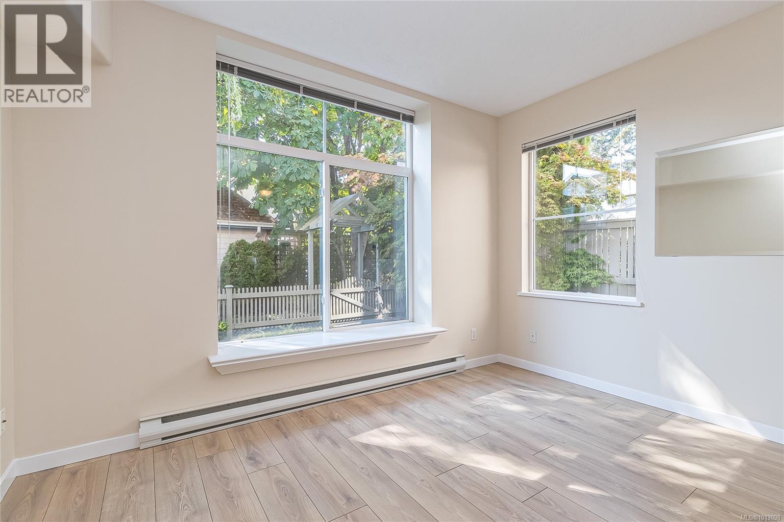 106 2250 James White Blvd, Sidney