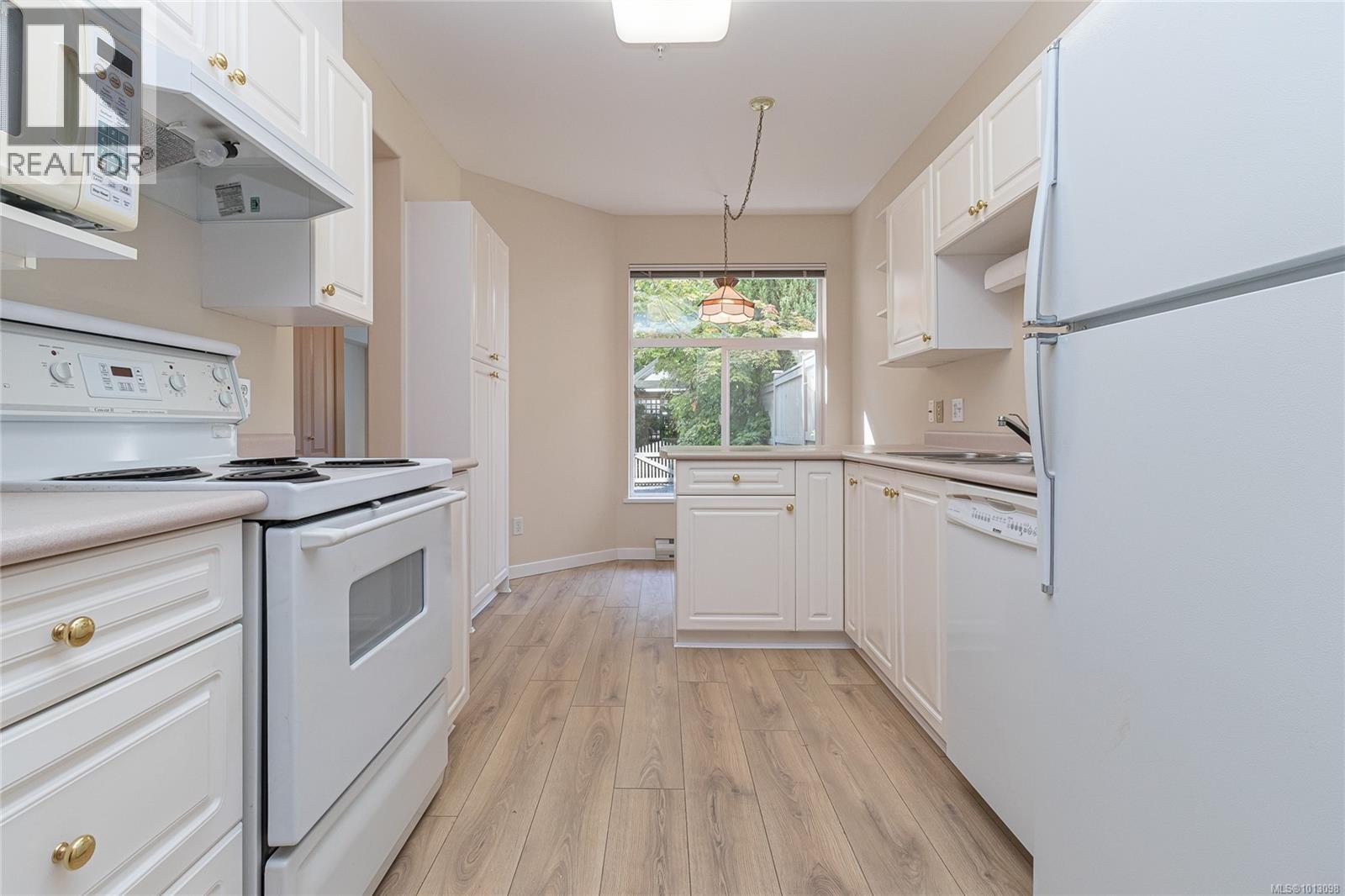 106 2250 James White Blvd, Sidney