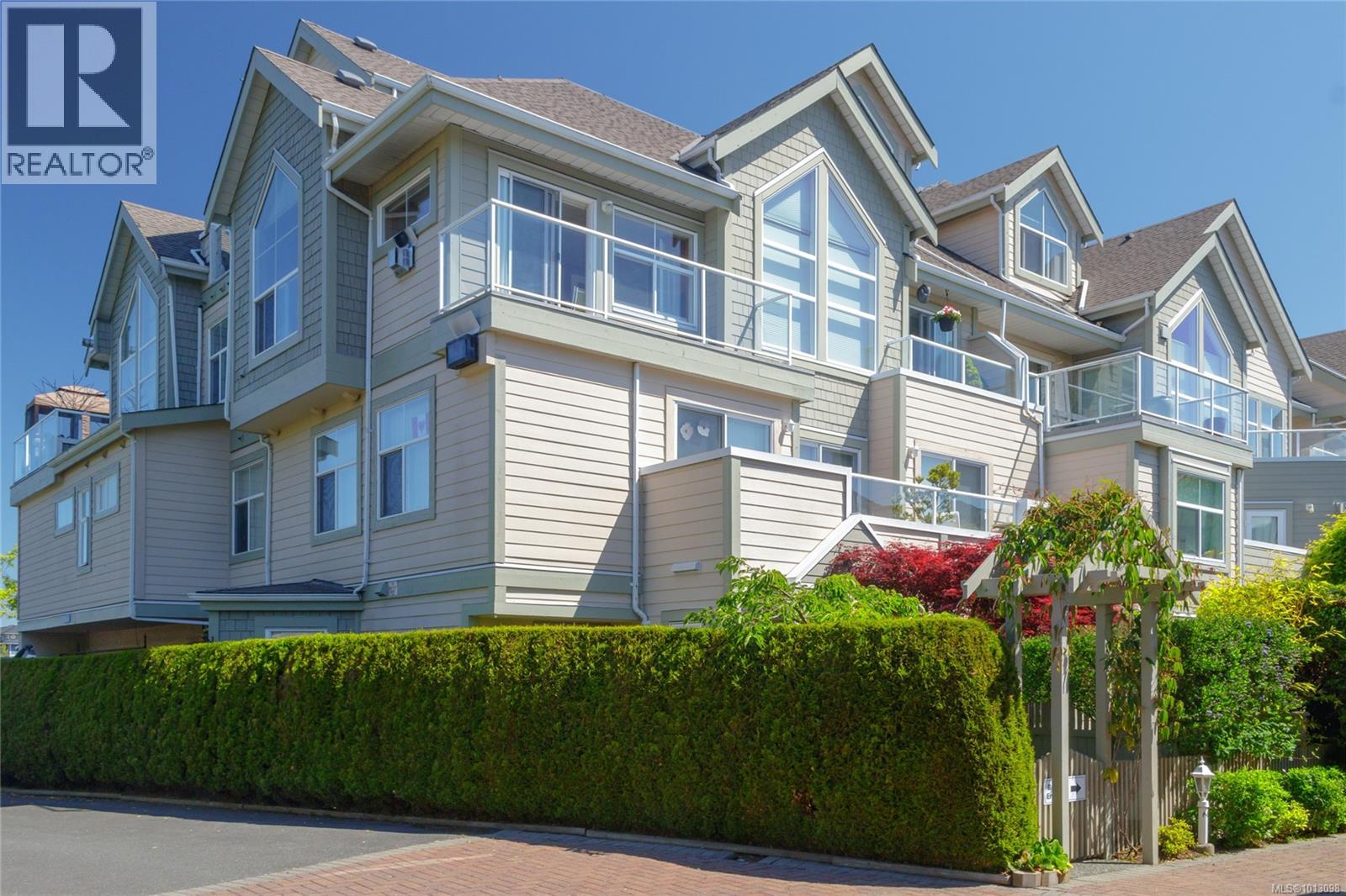 106 2250 James White Blvd, Sidney