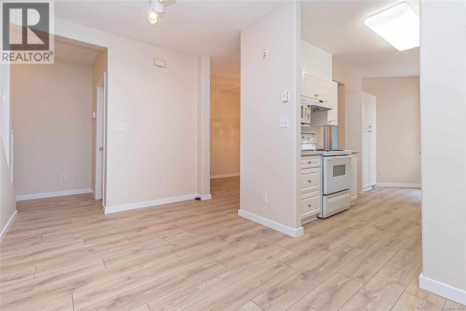 106 2250 James White Blvd, Sidney