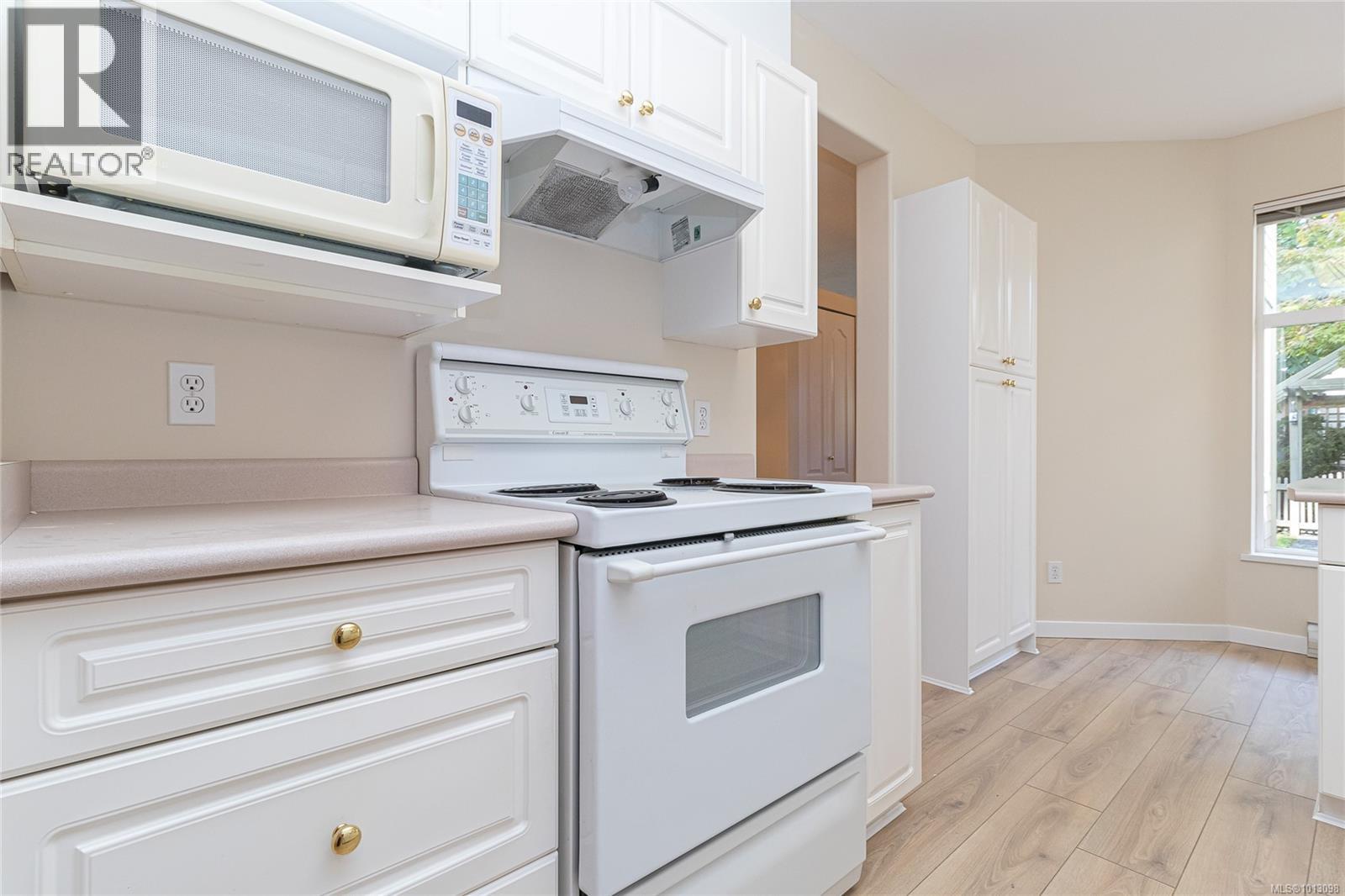 106 2250 James White Blvd, Sidney