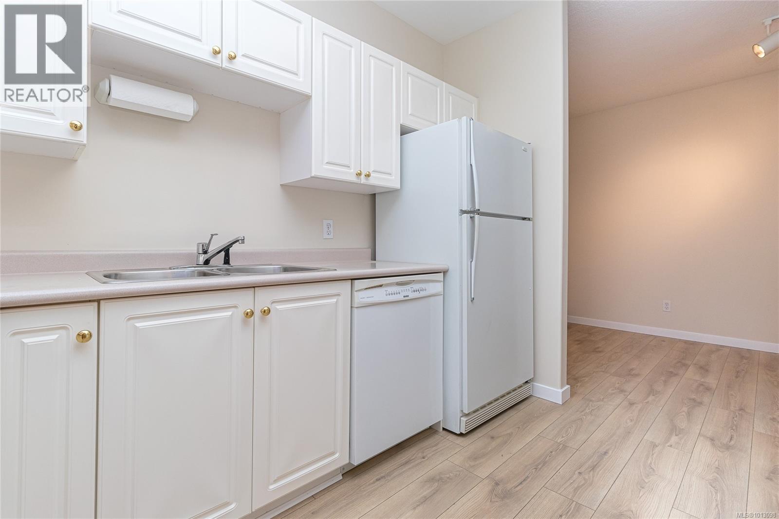106 2250 James White Blvd, Sidney