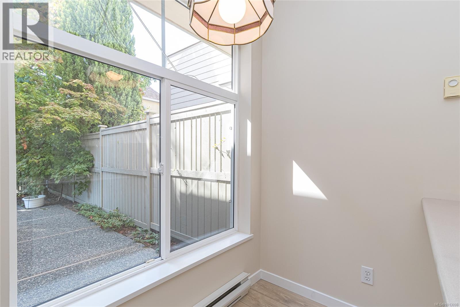 106 2250 James White Blvd, Sidney