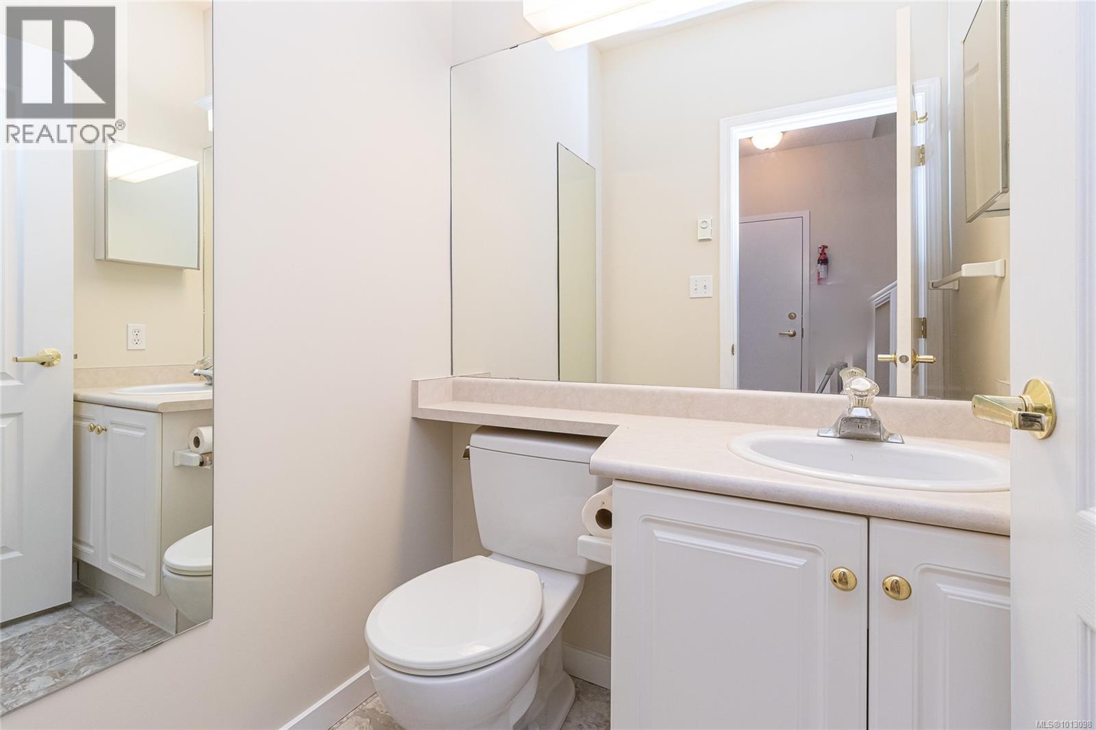 106 2250 James White Blvd, Sidney