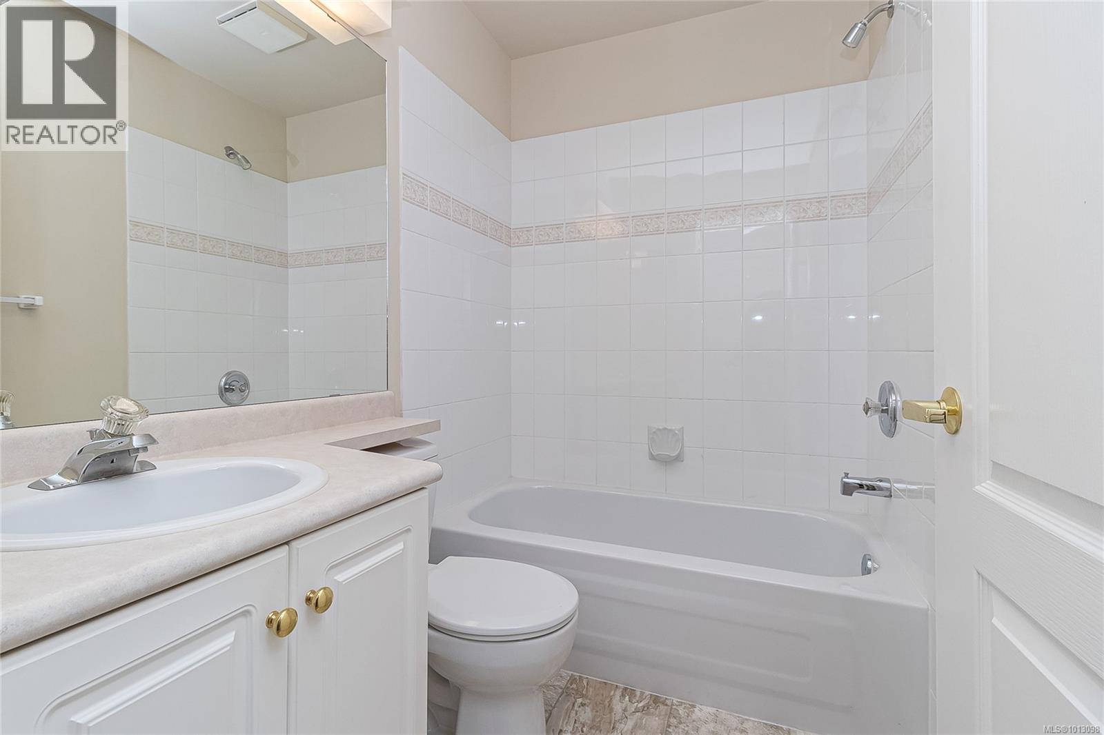 106 2250 James White Blvd, Sidney