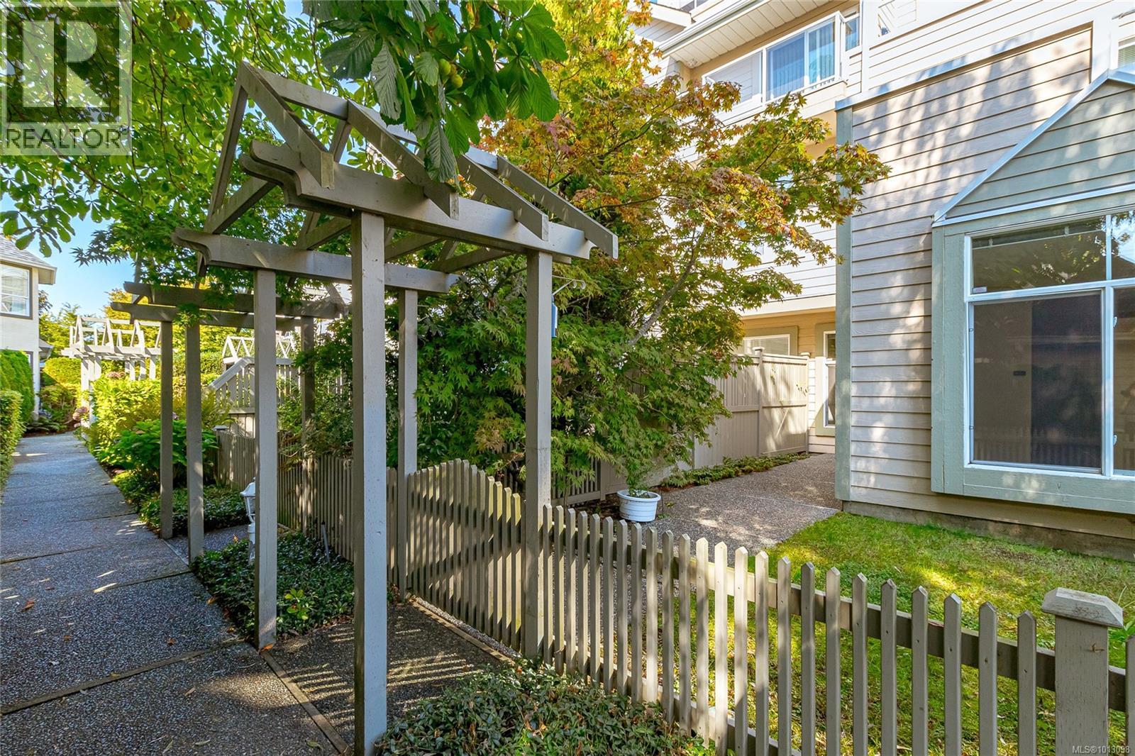 106 2250 James White Blvd, Sidney