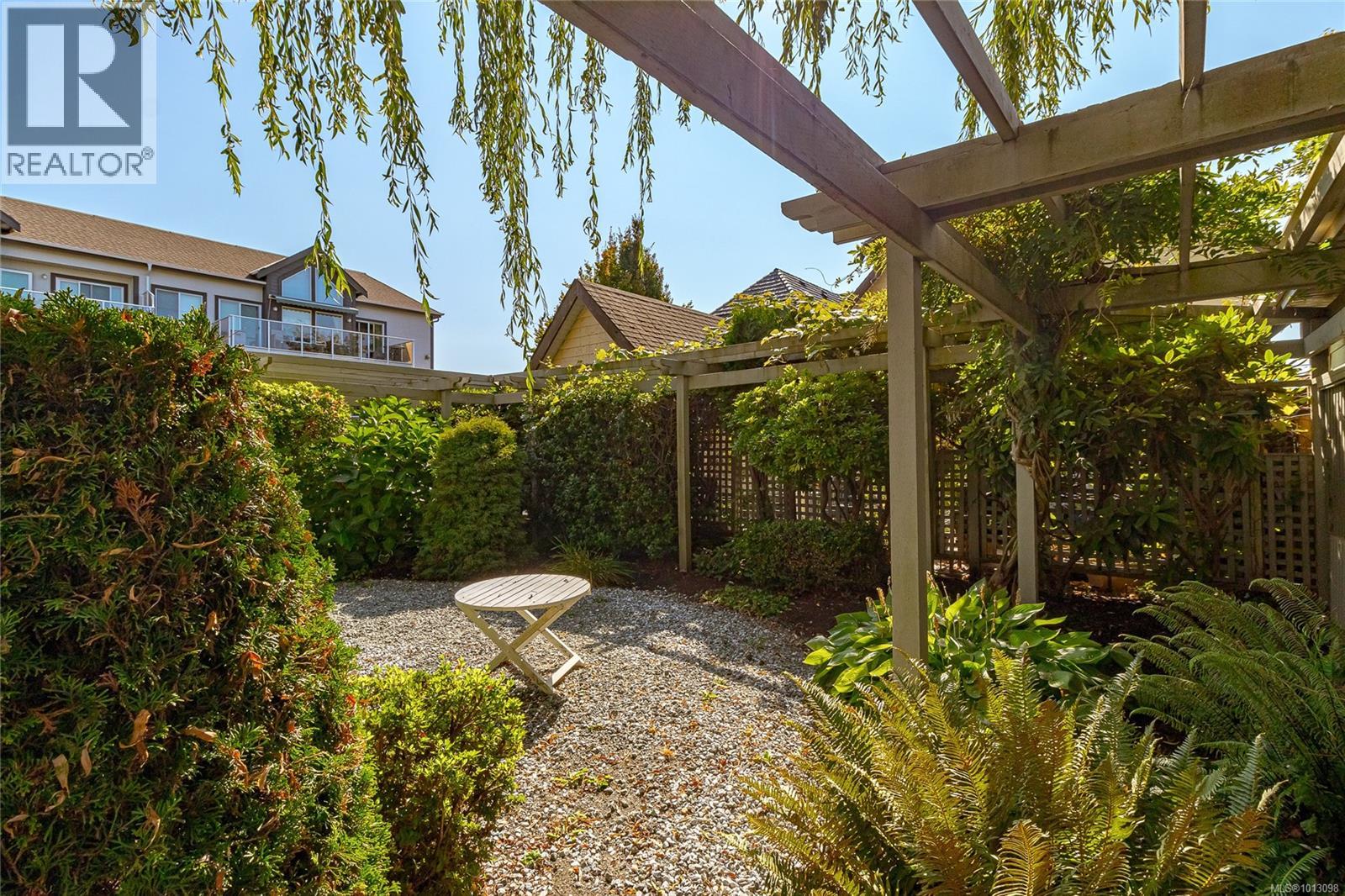 106 2250 James White Blvd, Sidney