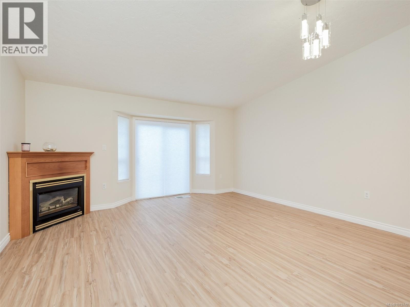 45 2070 Amelia Ave, Sidney
