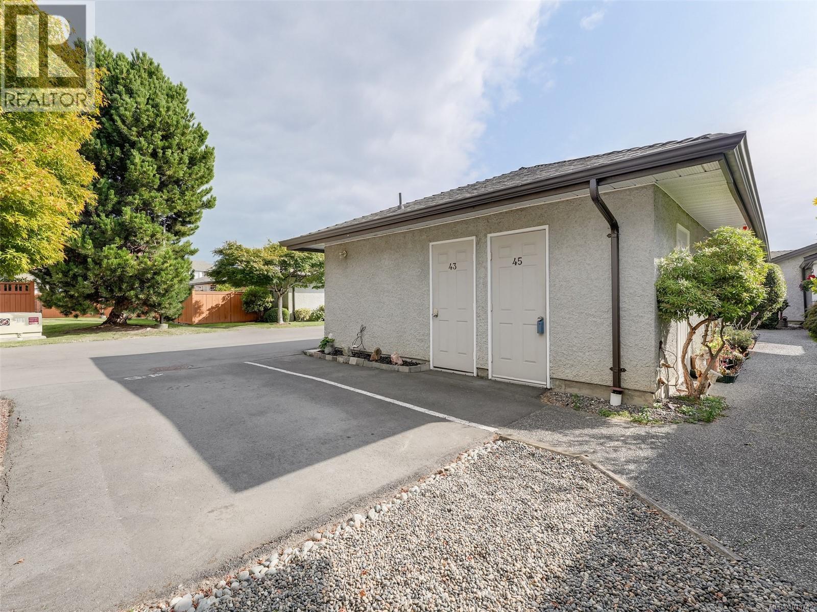 45 2070 Amelia Ave, Sidney