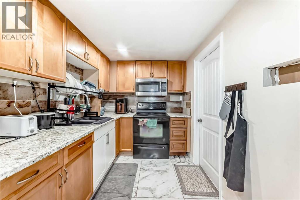 Single Family House Bi-level for Sale in  Penbrooke Close SE Penbrooke Meadows Calgary 