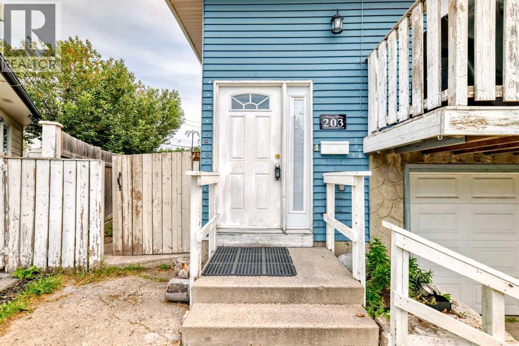 Single Family House Bi-level for Sale in  Penbrooke Close SE Penbrooke Meadows Calgary 