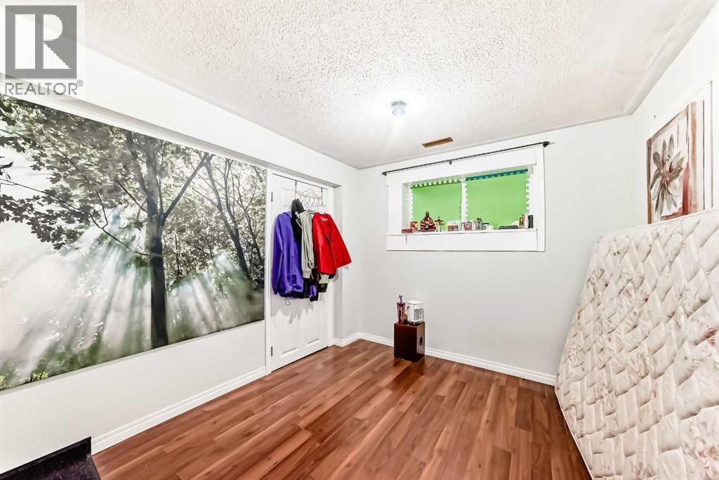 Single Family House Bi-level for Sale in  Penbrooke Close SE Penbrooke Meadows Calgary 