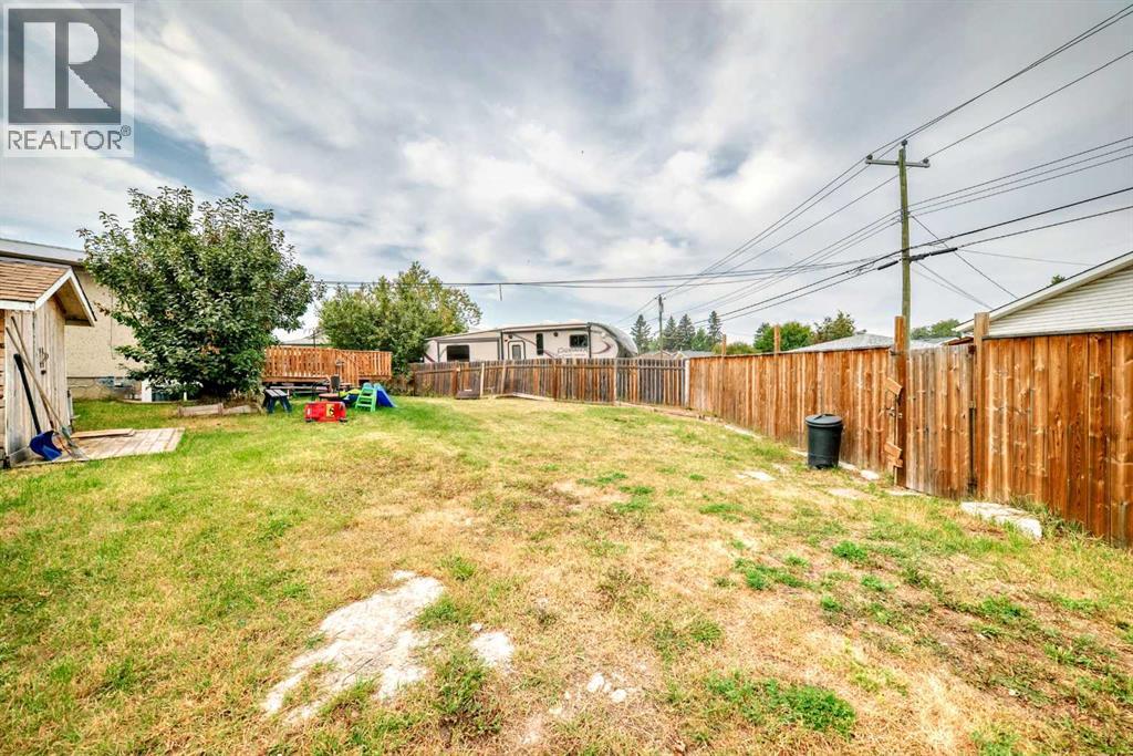 Single Family House Bi-level for Sale in  Penbrooke Close SE Penbrooke Meadows Calgary 