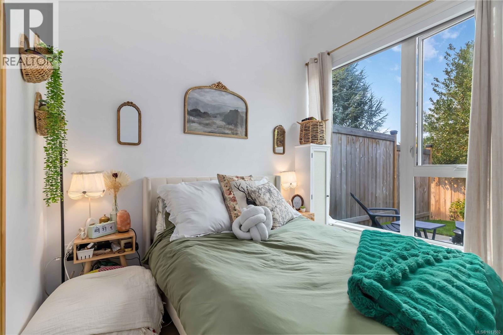 121 1720 Fairfield Rd, Victoria