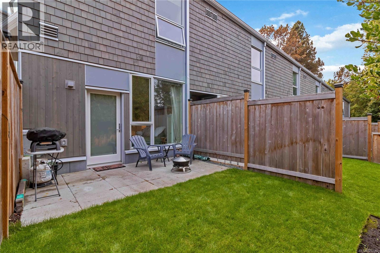 121 1720 Fairfield Rd, Victoria