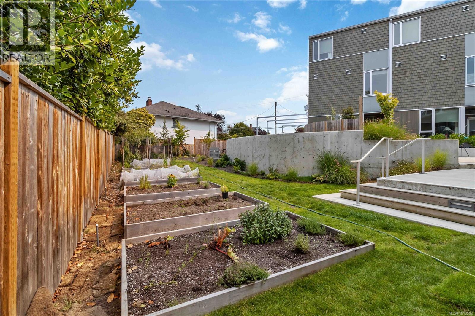 121 1720 Fairfield Rd, Victoria