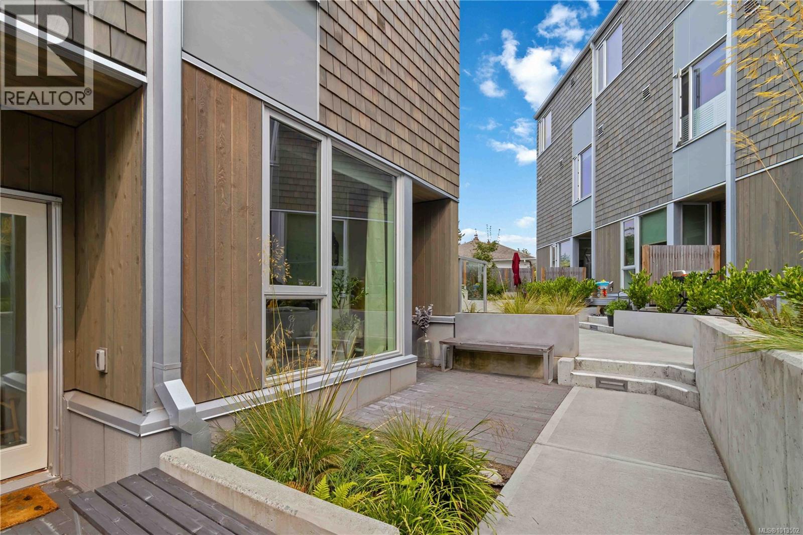 121 1720 Fairfield Rd, Victoria
