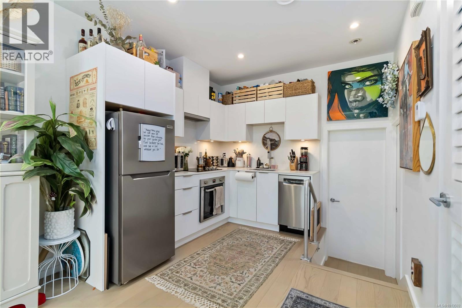 121 1720 Fairfield Rd, Victoria
