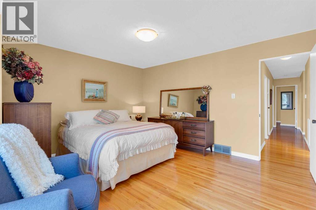 Single Family House Bungalow for Sale in  Lake Emerald Road SE Lake Bonavista Calgary 