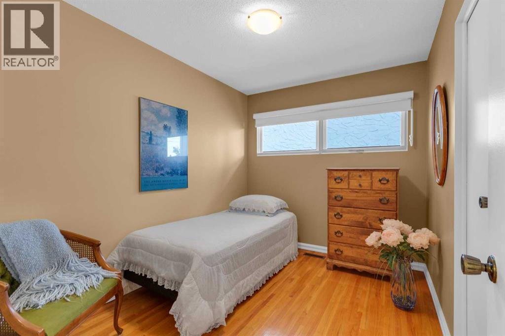 Single Family House Bungalow for Sale in  Lake Emerald Road SE Lake Bonavista Calgary 