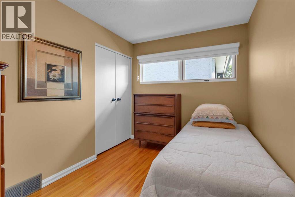 Single Family House Bungalow for Sale in  Lake Emerald Road SE Lake Bonavista Calgary 