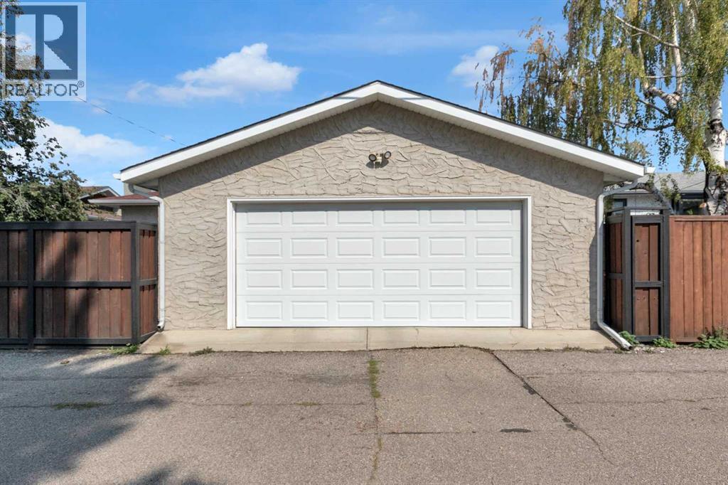 Single Family House Bungalow for Sale in  Lake Emerald Road SE Lake Bonavista Calgary 