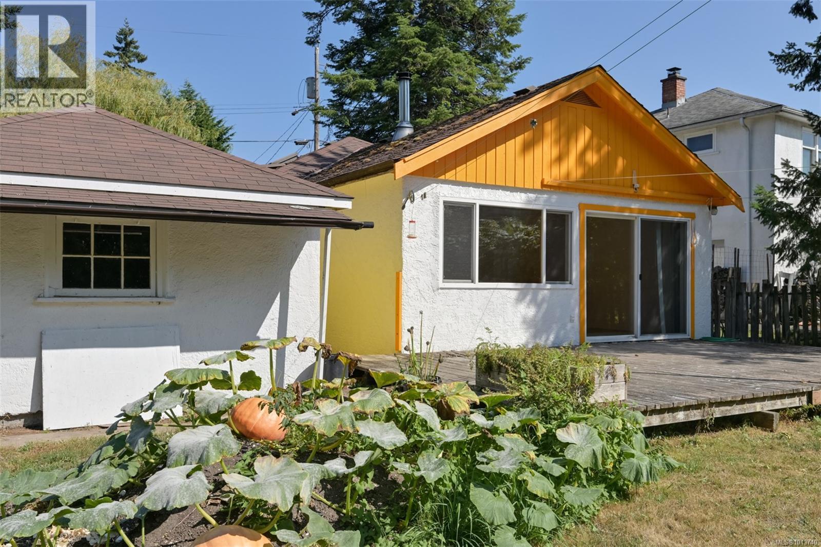  735 Violet Avenue, Saanich