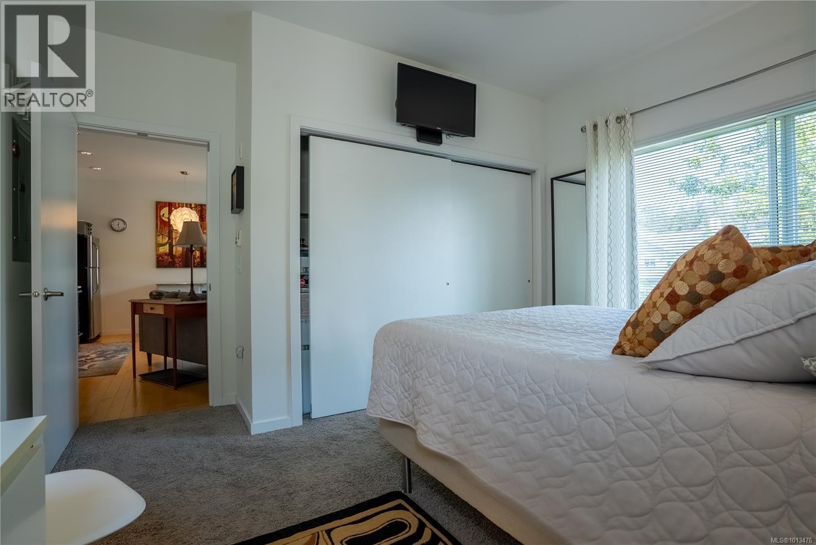 207 4052 Douglas St, Saanich