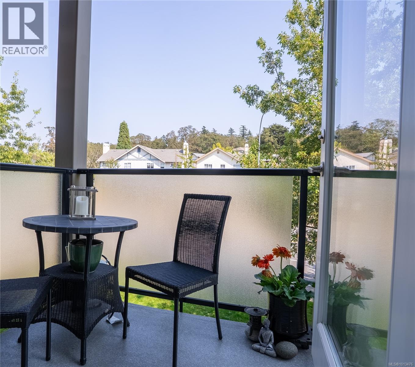 207 4052 Douglas St, Saanich