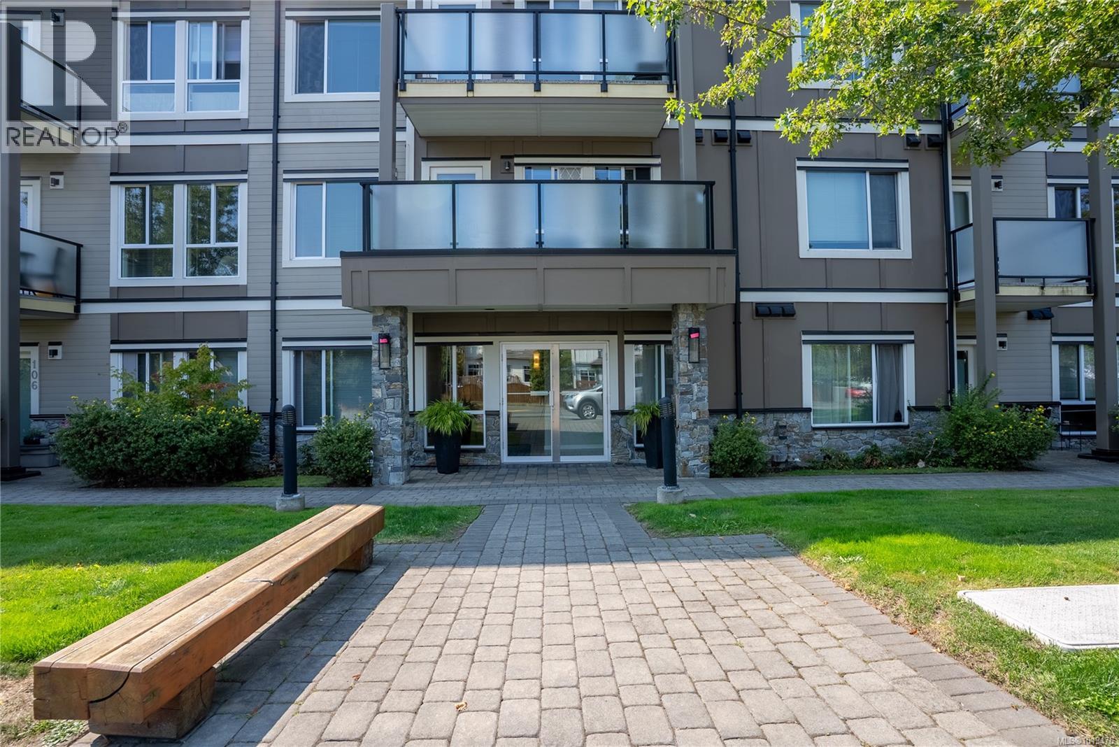 207 4052 Douglas St, Saanich