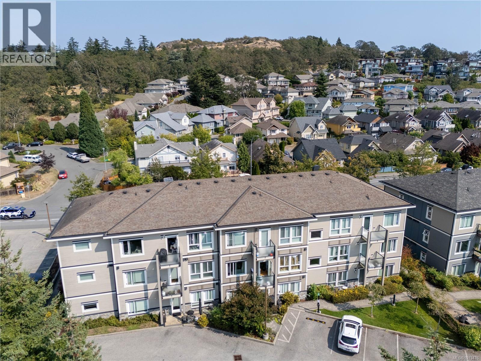 207 4052 Douglas St, Saanich